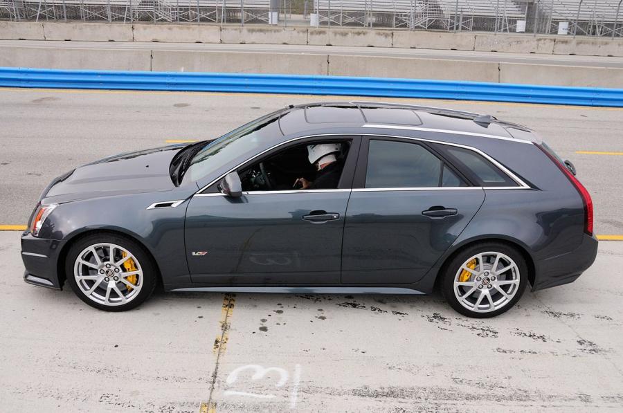  Cadillac CTS-V Wagon 2011 года  (фото 35 из 45)